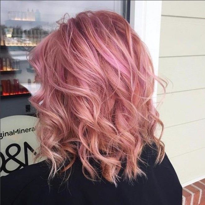 Почему женщины начали красить волосы в розовый цвет