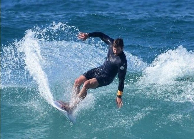 Фото сексуального Криса Хемсвората во время серфинга в Австралии