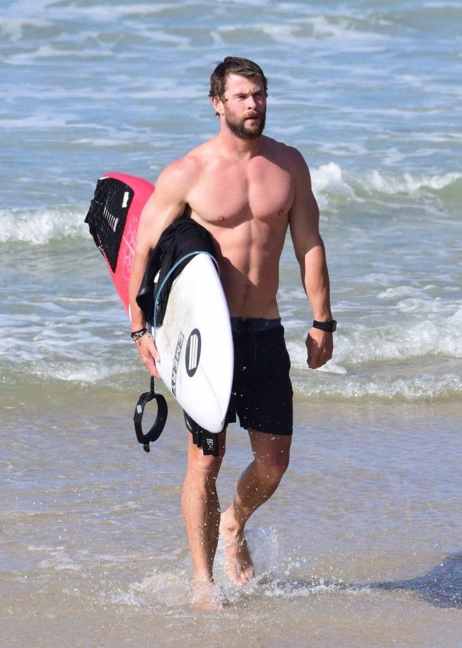 Фото сексуального Криса Хемсвората во время серфинга в Австралии