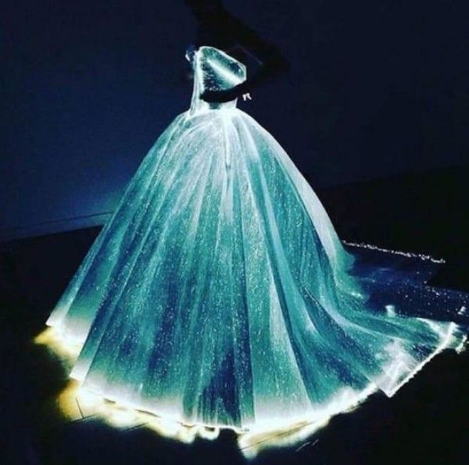 Это самое красивое платье которое ты видела Оно светится