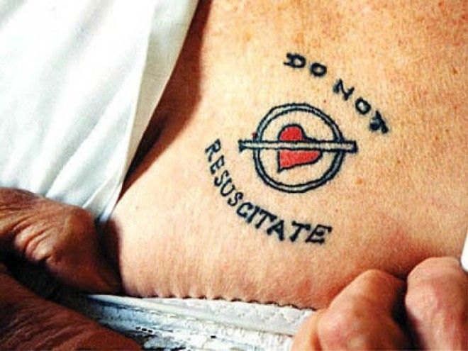 Вот почему врачи наносят себе татуировки Не откачивать Не реанимировать