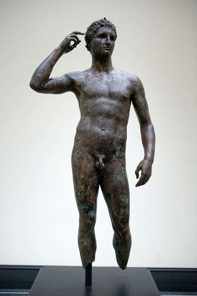 Почему у всех мужчин на древних статуях такие маленькие пенисы