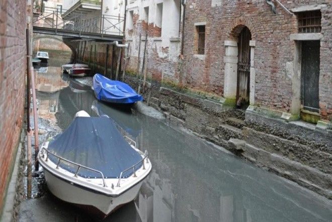 Венеция пересохла шокированных туристов встретили каналы без воды