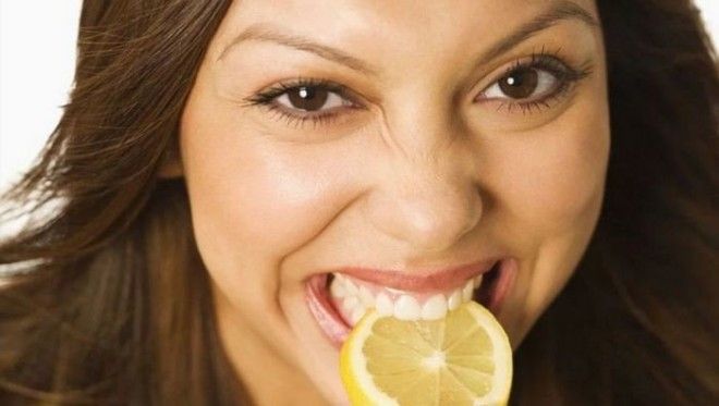 Кусок лимона поможет при мигрени.