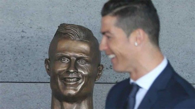 funny-cristiano-ronaldo-statue-fail-34-58dcc00e3264b__700