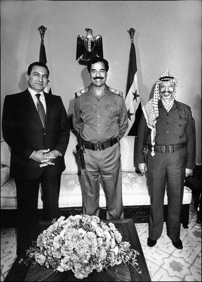 Хосни Мубарак Саддам Хуссейн и Ясир Арафат позируют для фотографии во время встречи в Багдаде 1988 история люди фото