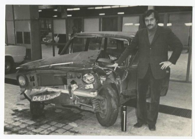 Писатель Василии Аксенов у разбитого автомобиля Жигули 1970е история люди фото