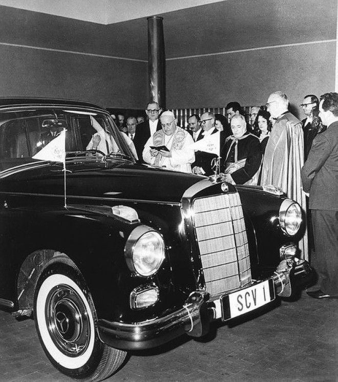 Папа Иоанн XXIII благословляет свою машину MercedesBenz 300 1960 год история люди фото