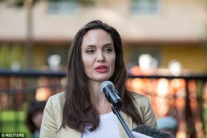 Анджелина Джоли удивила идеально гладким лицом фото