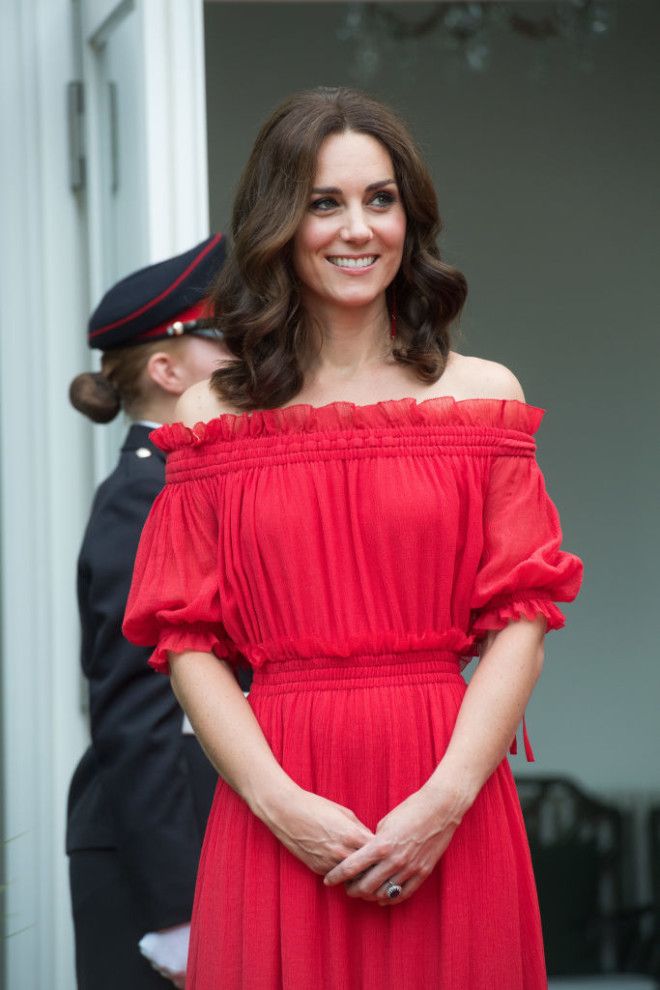 Богинягерцогиня Кейт Миддлтон поразила роскошным красным платьем