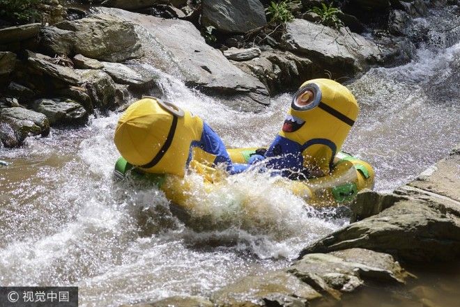 Китайцы спасаются от жары в горных реках Но почемуто в костюмах миньонов