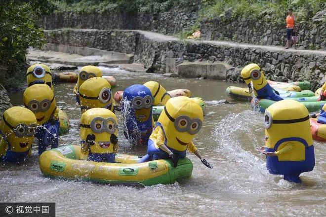 Китайцы спасаются от жары в горных реках Но почемуто в костюмах миньонов