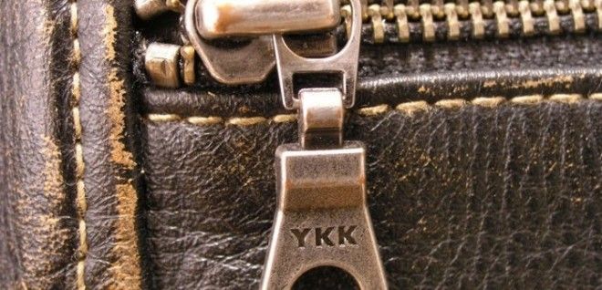 Буквы «YKK» украшают и доступную одежду, и дорогущие дизайнерские сумки.