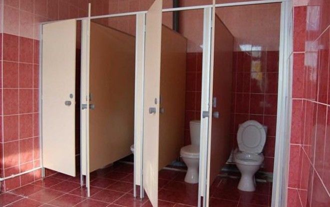 Вот почему двери в общественных туалетах не полностью прикрывают кабинку