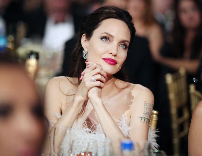 Это пожалуй самый привлекательный образ Анджелины Джоли за последние годы