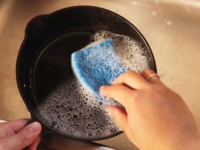 как очистить чугунную сковороду снаружи