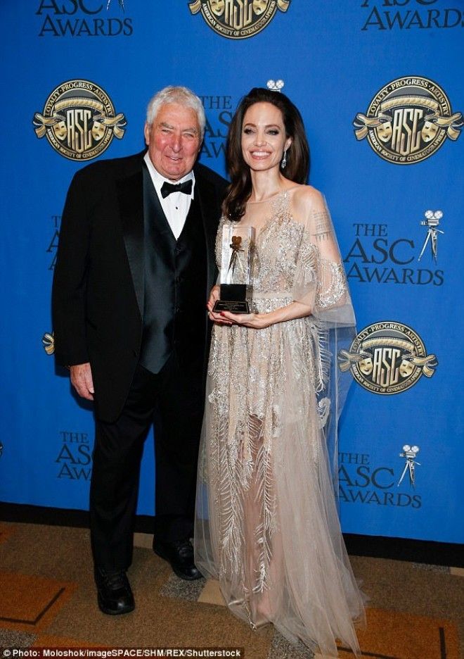 Джоли в голом платье получила премию за вклад в киноискусство