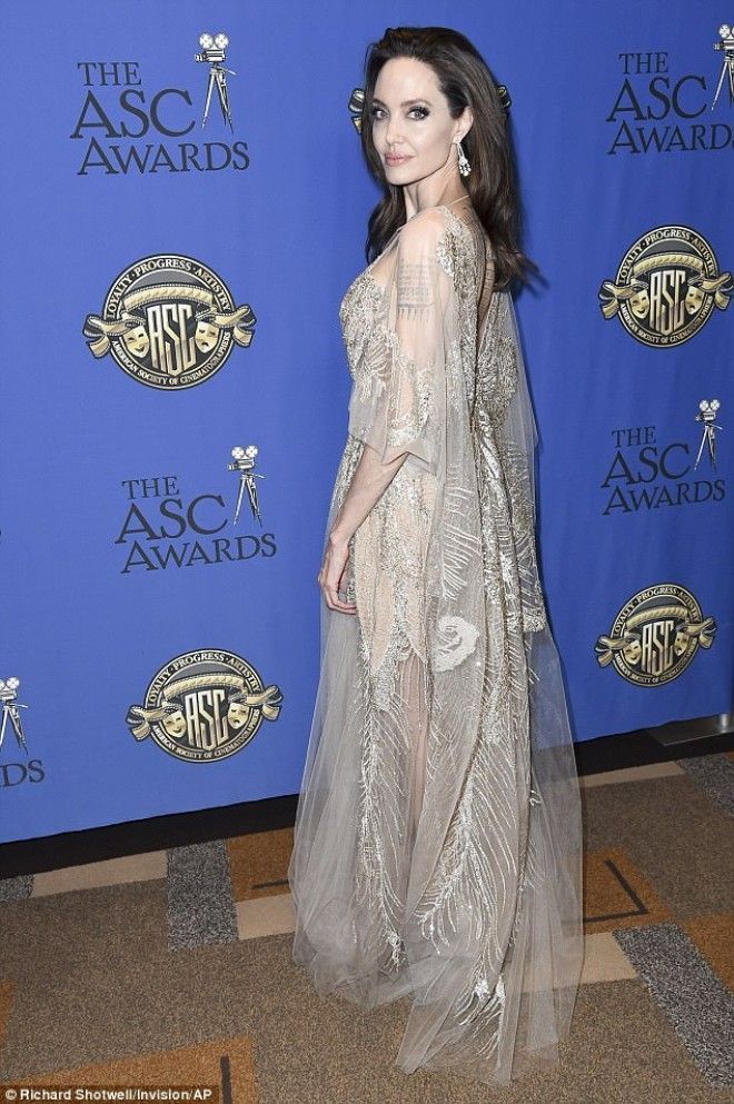 Джоли в голом платье получила премию за вклад в киноискусство
