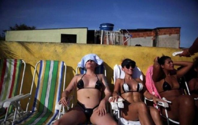 Вот зачем эти горячие бразильянки нацепили на себя изоленту
