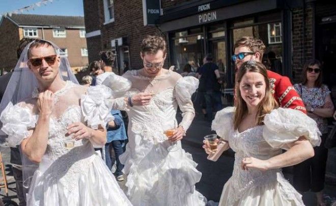 Британцы на УилтонУэй в Лондоне отмечают свадьбу своего принца