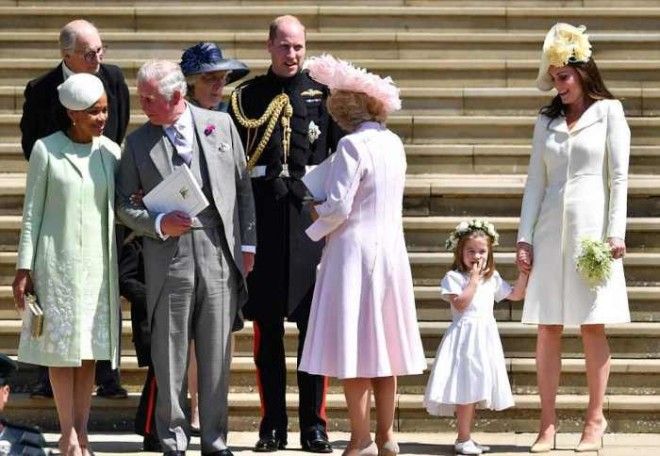 Мать Меган Дориа Рагланд слева стоит рядом с принцем Чарльзом Камиллой Джорджем Уильямом Шарлоттой и Кейт на ступенях часовни Святого Георгия после бракосочетания
