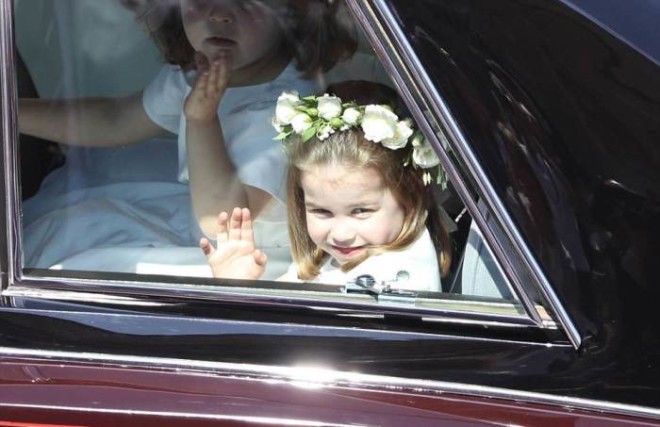 Принцесса Шарлотта машет толпе из окна автомобиля