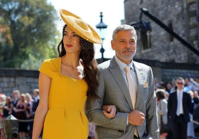 Легенда Голливуда Джордж Клуни выбрал галстук и платок в тон желтого платья своей супруги