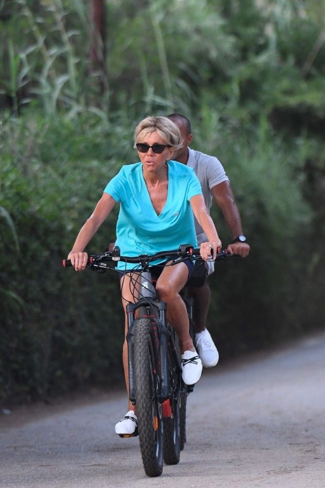Жена президента Франции произвела фурор своим видом в минишортах