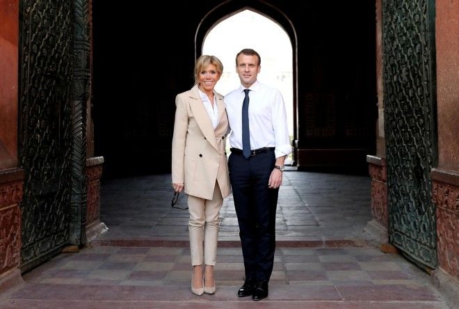 Жена президента Франции произвела фурор своим видом в минишортах