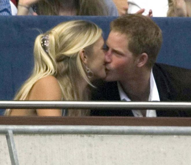 Любовь и не только12 самых жарких поцелуев членов королевской семьи