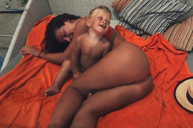 Анну Седокову осудили за слишком неприличное фото с сыном