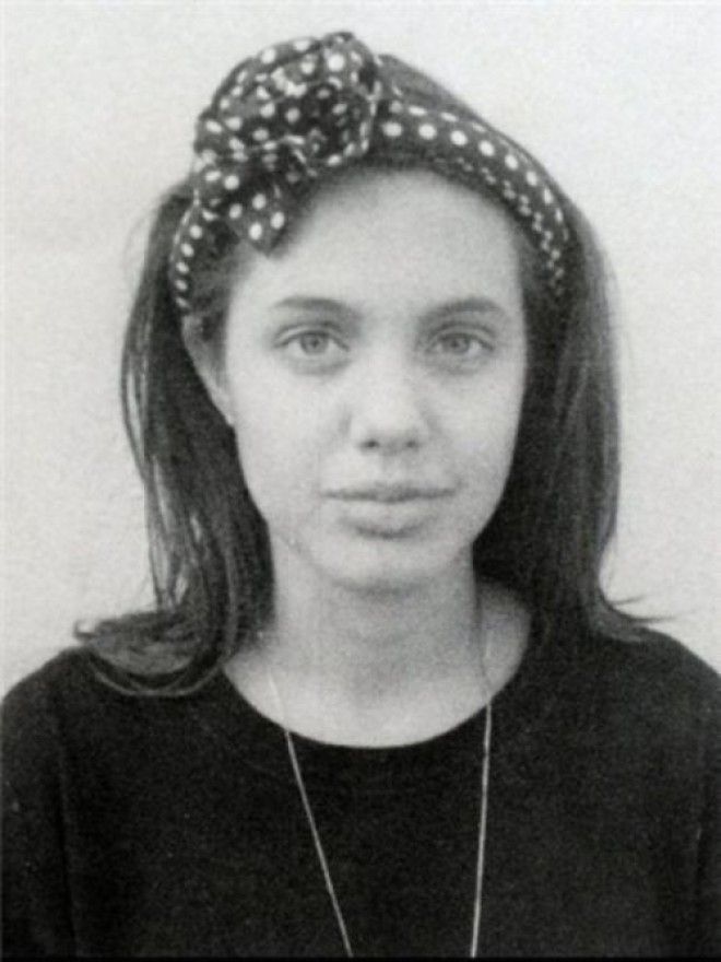 Эти снимки 19летней Анджелины Джоли вызвали бурю негодования в Сети