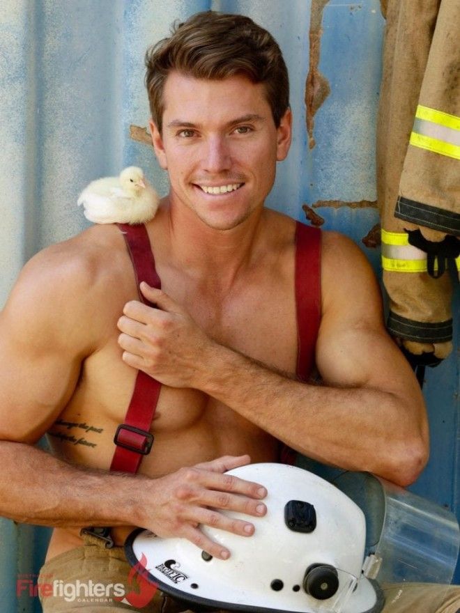 Австралийские пожарные снялись в соблазнительной фотосессии для календаря