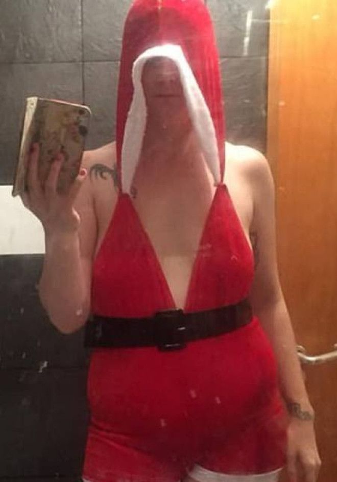 Вот как выглядит аппетитный костюм СантаКлауса на реальной девушке 