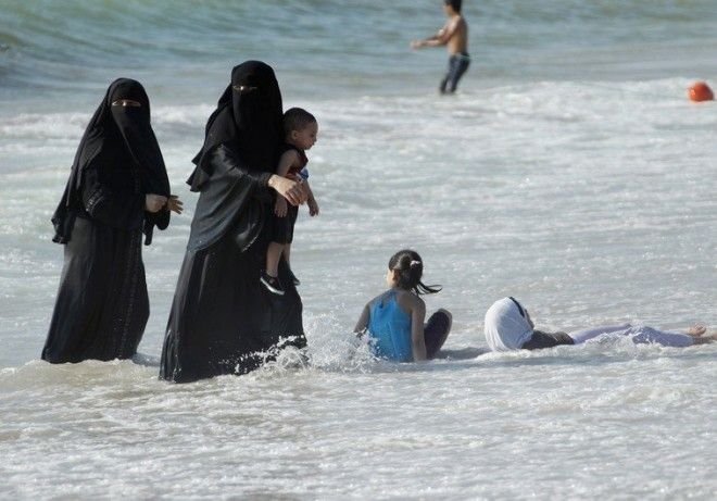 9. Во Франции полицейские заставили мусульманку снять закрытый костюм и оплатить штраф за купание в религиозном костюме на пляже отдых, отпуск, русские туристы, туристы, фото