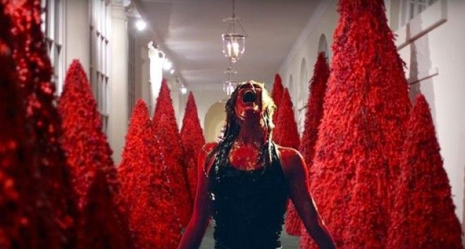 Меланья Трамп украсила Белый дом на Рождество и стала героиней мемов