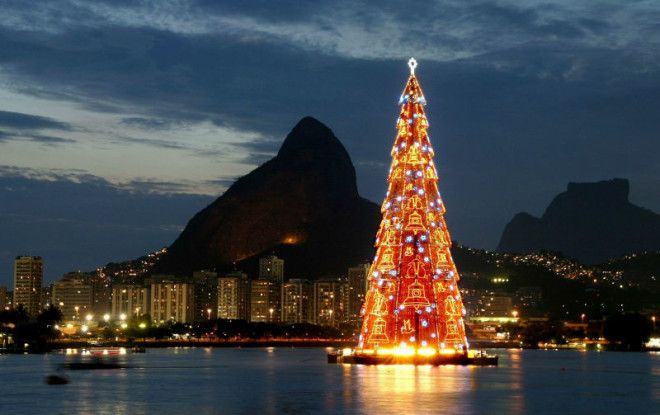 16 самых красивых и необычных новогодних елок в мире