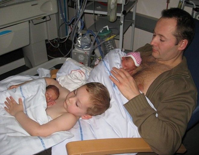 Этот снимок отца и сына с новорожденными близнецами покорил сеть