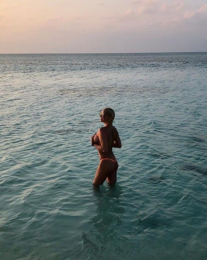 Анастасия Волочкова продолжает восхищать мир своими позами на Мальдивах 30 фото