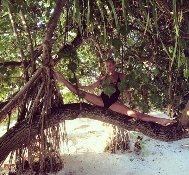 Анастасия Волочкова продолжает восхищать мир своими позами на Мальдивах 30 фото