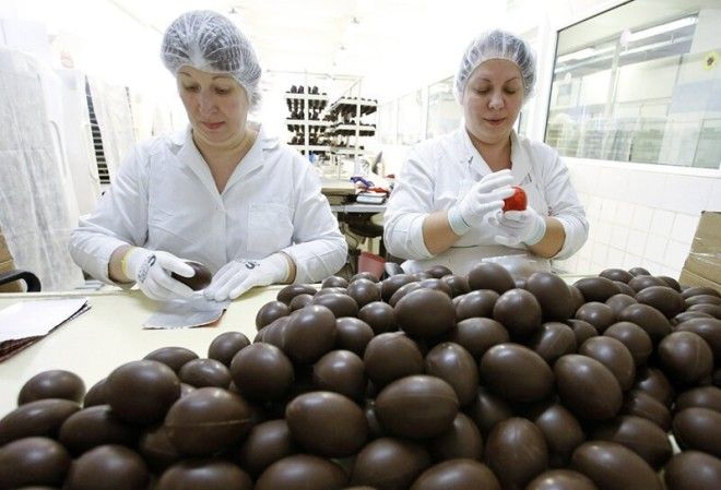 9. Так производят шоколадные яйца на минской кондитерской фабрике "Коммунарка" 