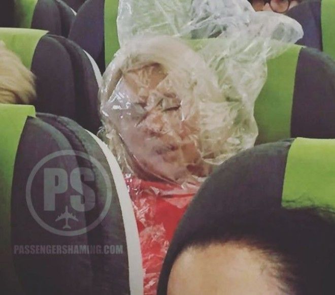 Стюардесса на протяжении 7 лет фотографировала самых безумных пассажиров