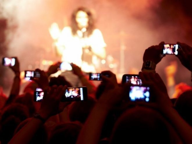 24 фото о том насколько люди зависимы от мобильных телефонов