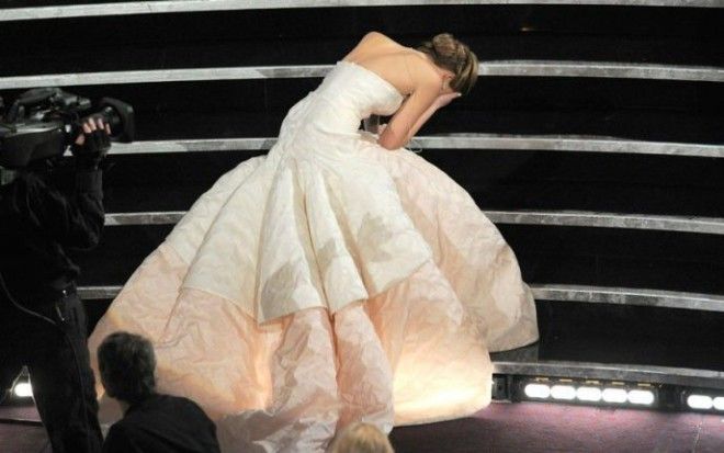 Поцелуй Джоли с братом падения и другие позорные моменты Оскара