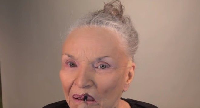 80летняя женщина красится лучше визажистов Невероятно