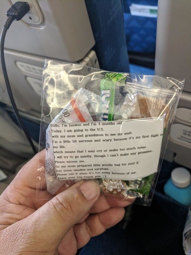 Перед полетом мама раздала пассажирам 200 пакетиков подарков от имени сына