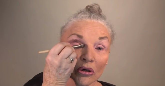 80летняя женщина красится лучше визажистов Невероятно