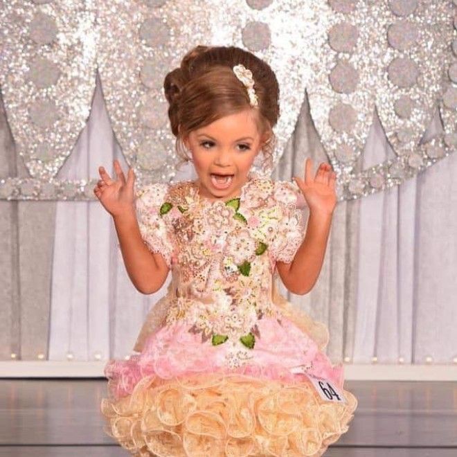 Весь Интернет обсуждает фотографии с детского конкурса красоты
