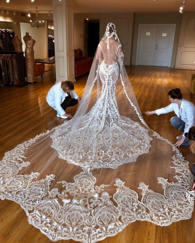 За свадебными платьями этого дизайнера невесты выстраиваются в очередь