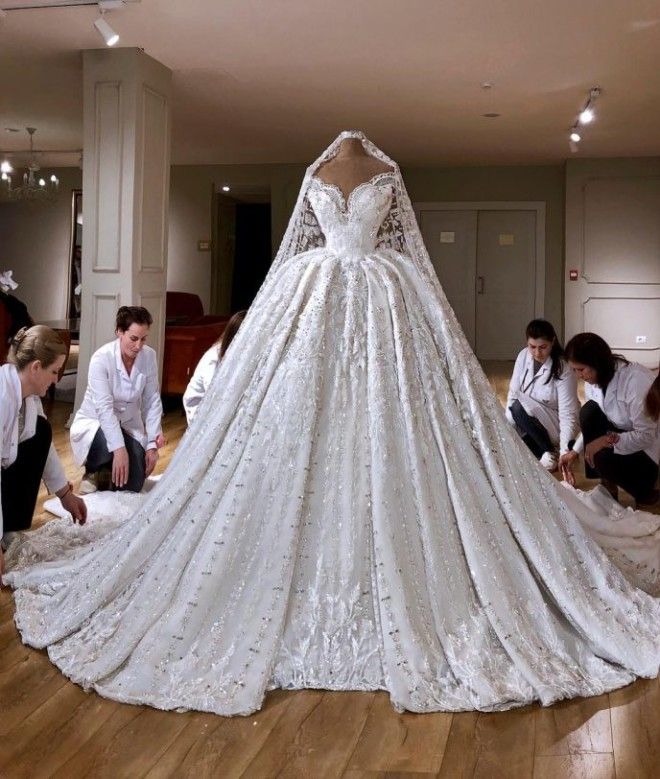 За свадебными платьями этого дизайнера невесты выстраиваются в очередь